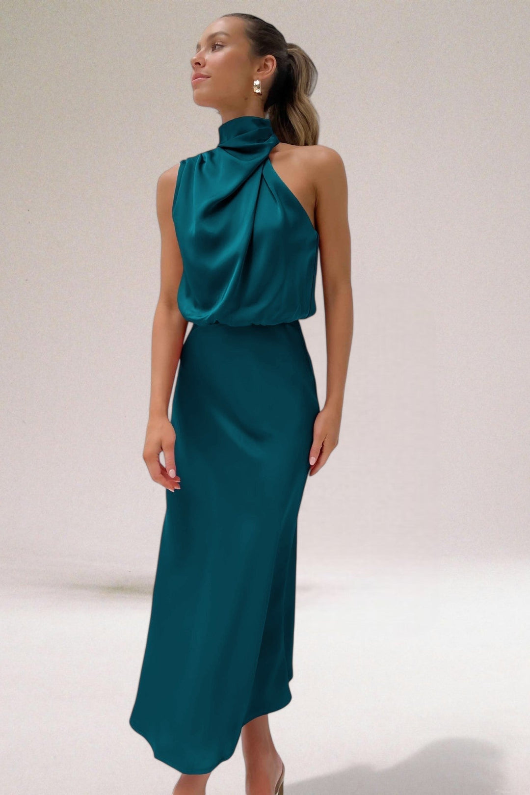 Élodie™ | Robe en satin glamour avec col halter.