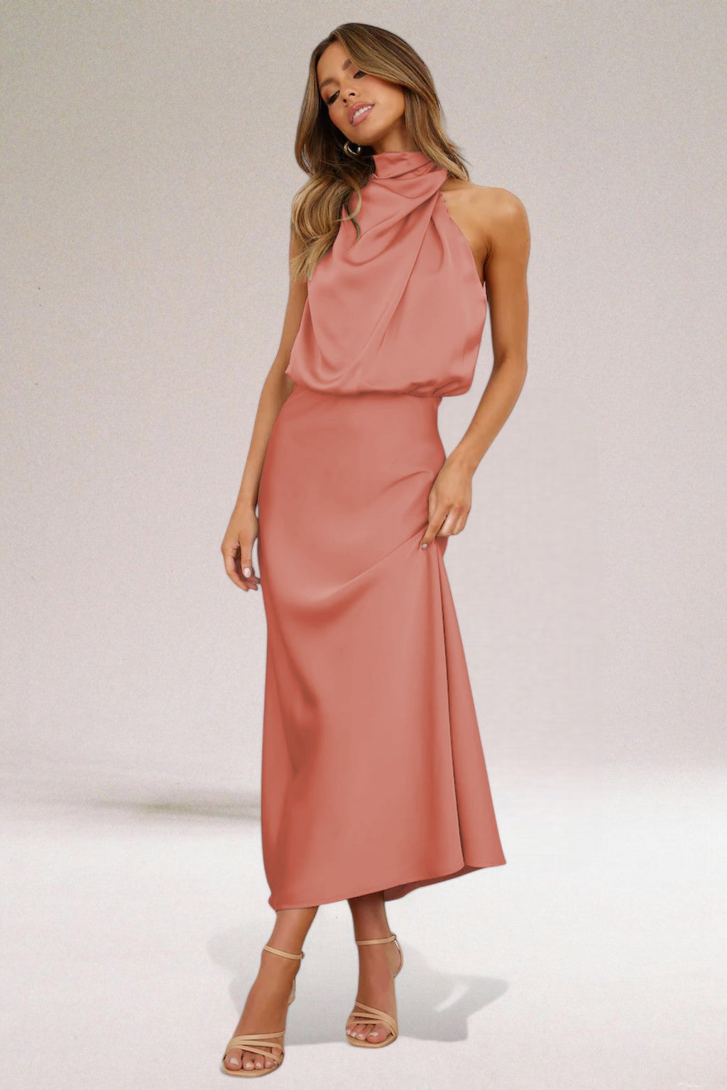 Élodie™ | Robe en satin glamour avec col halter.