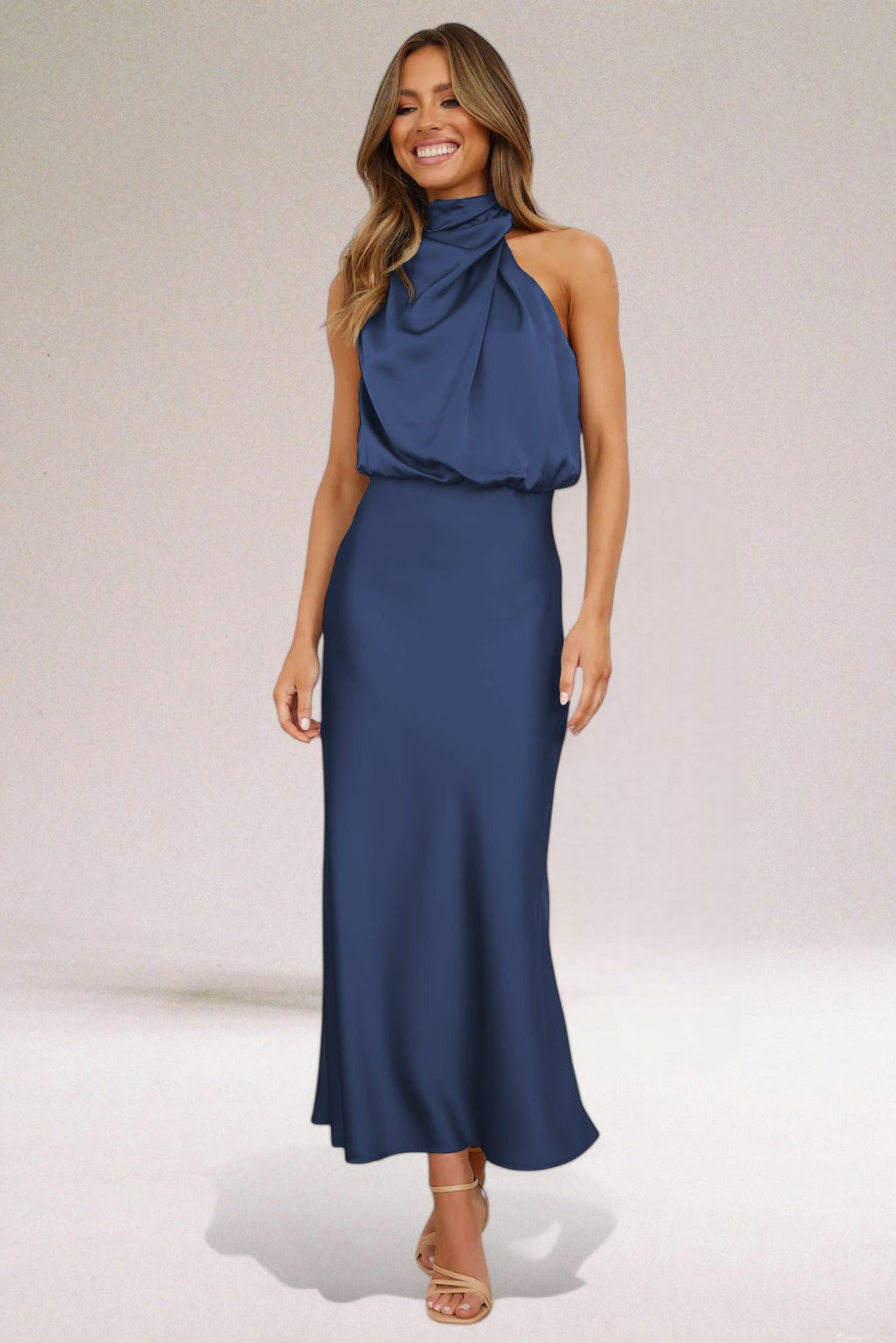 Élodie™ | Robe en satin glamour avec col halter.