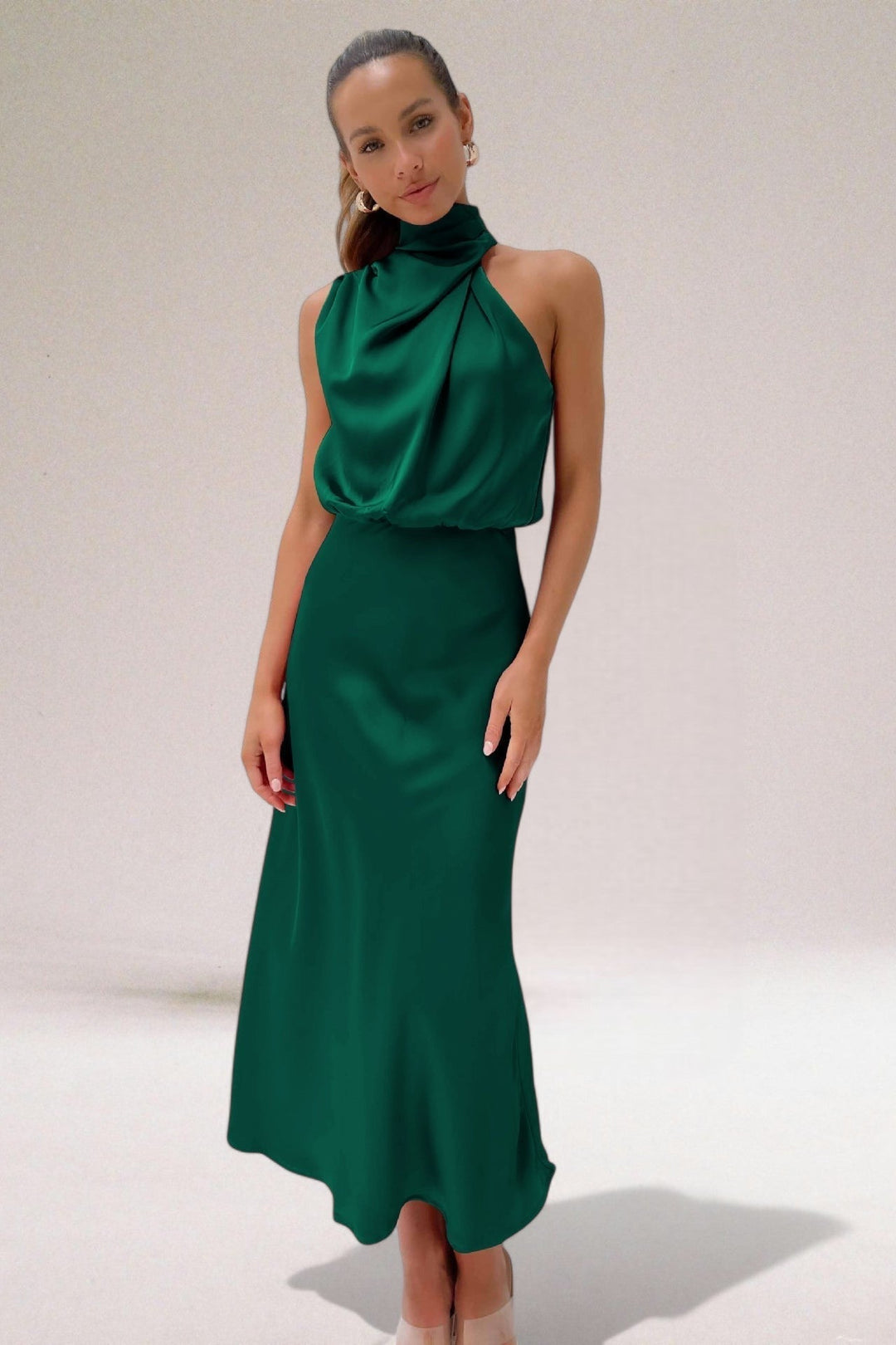 Élodie™ | Robe en satin glamour avec col halter.