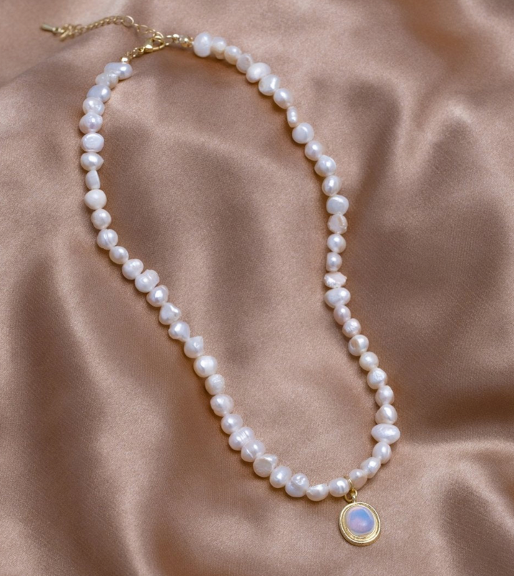Collier en perles avec pierre de lune en or