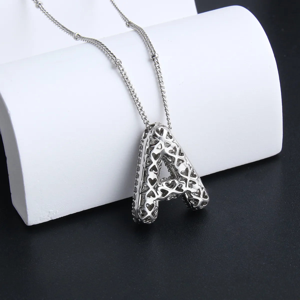 Collier initial en lettres bulles | Or Blanc